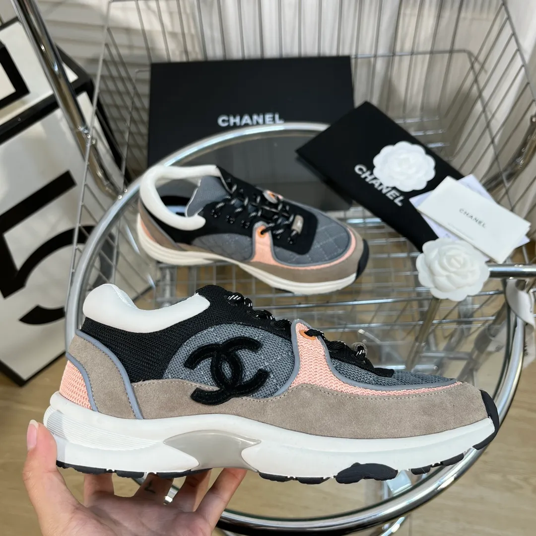 👟👟Ex-factory price 560👟👟 Chanel Chanel - 2022 counter top casual sports shoes This classic design; the upper is electro-embroidered with a variety of techniques; the outsole is fashionable and sporty; it is unusual to incorporate a variety of color matching elements... The diversified mix and match is very good-looking and versatile, casual, fashionable, sports and outdoor can be taken into account... ꫛꫀꪝ Go➫ Material: ❶Upper is made of: Original imported high mercerized smooth cow suede + electric embroidery technology + imported breathable mesh ❷Inner use: original imported breathable mesh ❸Outsole based on: original TPU combination outsole Counter boutique packaging complete set for women 35–42 men 38–46